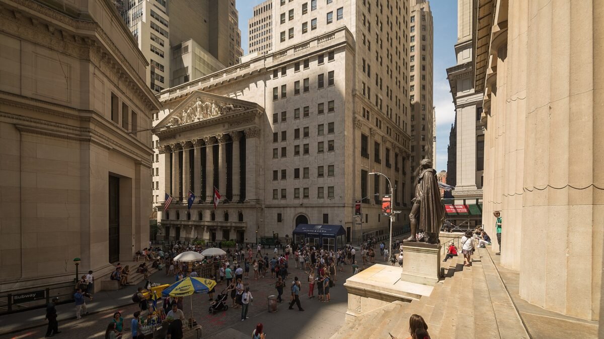 US Stock Market Closes Mixed as Dow Falls and Nasdaq Gains